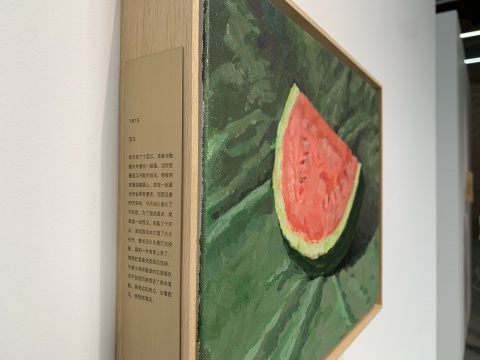 葛宇路《西瓜》30×40cm 布面丙烯、木框、黄铜片上刻字 2021
【7月7日 西瓜】昨天买了个西瓜,准备与骷髅头并置在一起画。当时觉着西瓜开瓢的说法,老被用在描述脑袋上,放在一起画也许会很有意思。但西瓜是昨天买的,今天担心画久了不好吃,为了速战速决,就单画一张西瓜。 刚起了个开头,发现西瓜水打湿了大片衬布,差点还以为是灯光投影。画到一半食欲上来了,很想赶紧画完把西瓜吃掉,于是水淋淋晶莹的饥饿感似乎不自觉的渗透进了果肉笔触。画完边吃西瓜,边看西瓜,感觉很满足。
葛宇路《西瓜》30×40cm 布面丙烯、木框、黄铜片上刻字 2021
【7月7日 西瓜】昨天买了个西瓜,准备与骷髅头并置在一起画。当时觉着西瓜开瓢的说法,老被用在描述脑袋上,放在一起画也许会很有意思。但西瓜是昨天买的,今天担心画久了不好吃,为了速战速决,就单画一张西瓜。 刚起了个开头,发现西瓜水打湿了大片衬布,差点还以为是灯光投影。画到一半食欲上来了,很想赶紧画完把西瓜吃掉,于是水淋淋晶莹的饥饿感似乎不自觉的渗透进了果肉笔触。画完边吃西瓜,边看西瓜,感觉很满足。