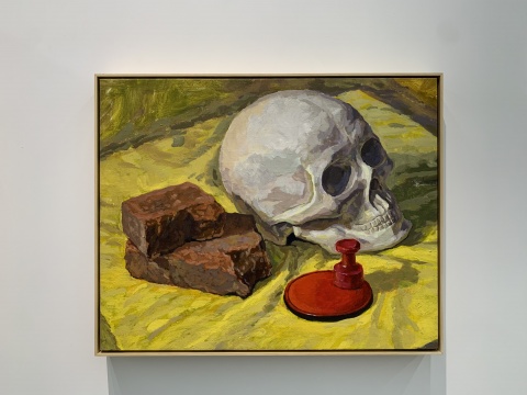 葛宇路《骷髅,砖头,印章》53×66cm 布面丙烯、木框、黄铜片上刻字 2021
【7月9日 骷髅,砖头,印章】这三个东西符号感都很强,画完怀疑有点超纲了。以前练习画画好像没这么浮想联翩的。这张画布尺寸选的有点大,略眩晕。而且这两天外出跟人谈项目,睡眠有点不够。加上坐得离静物台有些过近了,直接导致静物的左侧和画布右侧之间大约有130 度的夹角,得反复甩着脑袋来回观察。不过这些都是很新奇的体验,以前好像没这个经验。画得最痛快的是砖头,几乎没有太多反复调整的地方。画完又在胡思乱想:老觉得这画在暗示砖头拍脑袋……
葛宇路《骷髅,砖头,印章》53×66cm 布面丙烯、木框、黄铜片上刻字 2021
【7月9日 骷髅,砖头,印章】这三个东西符号感都很强,画完怀疑有点超纲了。以前练习画画好像没这么浮想联翩的。这张画布尺寸选的有点大,略眩晕。而且这两天外出跟人谈项目,睡眠有点不够。加上坐得离静物台有些过近了,直接导致静物的左侧和画布右侧之间大约有130 度的夹角,得反复甩着脑袋来回观察。不过这些都是很新奇的体验,以前好像没这个经验。画得最痛快的是砖头,几乎没有太多反复调整的地方。画完又在胡思乱想:老觉得这画在暗示砖头拍脑袋……