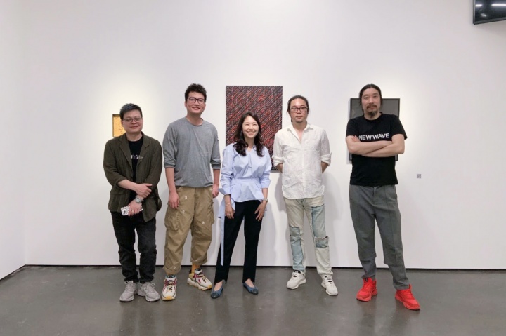 右起:策展人鲍栋、飞地创始人张尔、飞地联合创始人全荣花
右起:策展人鲍栋、飞地创始人张尔、飞地联合创始人全荣花