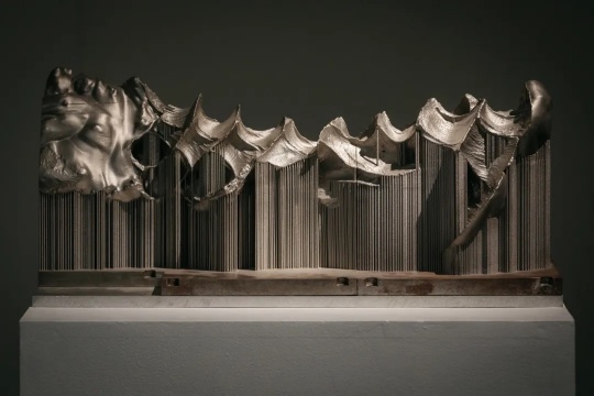 隋建国《云中花园》系列展览现场
借助高精度的3D打印技术,人体生物特征被完整地放大至肉眼可见的程度——雕塑的触觉被视觉化。而在材料与质感的不断转换中,雕塑进一步被观念化
隋建国《云中花园》系列展览现场
借助高精度的3D打印技术,人体生物特征被完整地放大至肉眼可见的程度——雕塑的触觉被视觉化。而在材料与质感的不断转换中,雕塑进一步被观念化