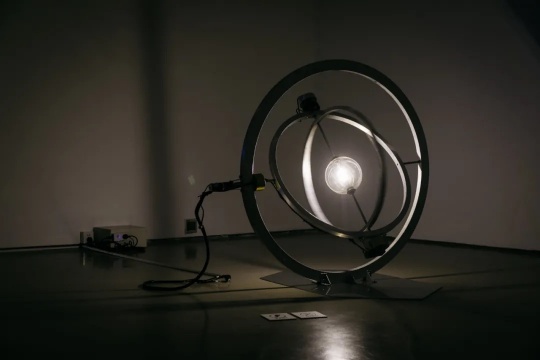 邓悦君作品展览现场
展出的三组作品共同建构起的一个由机械光影组成的带有荒诞感的丛林部落。
邓悦君作品展览现场
展出的三组作品共同建构起的一个由机械光影组成的带有荒诞感的丛林部落。