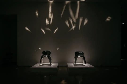 张周捷《OBJECT》系列展览现场
数字时代中的万事万物在他看来可以像自然界的生物一般生长变化。借助电脑的算法,人可以模拟自然之秩序,生成在无序中有序的关系。依据数字化技术,张周捷创作的座椅作品,结合光影展陈,能够勾勒出多个维度的点、线和空间的关系。
张周捷《OBJECT》系列展览现场
数字时代中的万事万物在他看来可以像自然界的生物一般生长变化。借助电脑的算法,人可以模拟自然之秩序,生成在无序中有序的关系。依据数字化技术,张周捷创作的座椅作品,结合光影展陈,能够勾勒出多个维度的点、线和空间的关系。