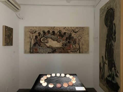王瑞《无名》2.2×0.95m 木板、泥土、矿物质颜料
