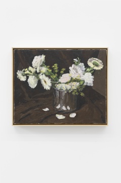 葛宇路《鲜花》40×50cm 布面丙烯、木框、黄铜片上刻字 2021
【7月19日 鲜花】参加朋友婚礼,铺天盖地的鲜花装饰着每一个角落,仪式结束后,这些花似乎就成了垃圾,我就顺手拿了一把花回家当静物画。想想他们和昨天的垃圾桶在画布上确实也没啥区别。正巧家里没有花瓶,就把花都装在了不锈钢桶里。视觉上花画起来还是比垃圾“好看”,且花更容易辨认,颜色也更鲜艳,笔法更轻盈。而垃圾则沉重了得多,得在一种扭曲的外形下努力将其辨认并描绘回来。画完以后两者一对比,后者还是更容易激起视觉层面传统的愉悦感。
葛宇路《鲜花》40×50cm 布面丙烯、木框、黄铜片上刻字 2021
【7月19日 鲜花】参加朋友婚礼,铺天盖地的鲜花装饰着每一个角落,仪式结束后,这些花似乎就成了垃圾,我就顺手拿了一把花回家当静物画。想想他们和昨天的垃圾桶在画布上确实也没啥区别。正巧家里没有花瓶,就把花都装在了不锈钢桶里。视觉上花画起来还是比垃圾“好看”,且花更容易辨认,颜色也更鲜艳,笔法更轻盈。而垃圾则沉重了得多,得在一种扭曲的外形下努力将其辨认并描绘回来。画完以后两者一对比,后者还是更容易激起视觉层面传统的愉悦感。