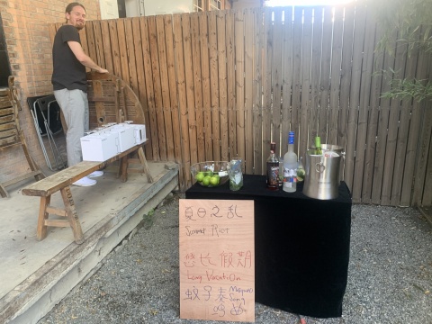 麦勒画廊开幕酒会,“夏日之乱”“悠长假期”“蚊子奏鸣曲”几款酒的命名也呼应了展览主题 麦勒画廊开幕酒会,“夏日之乱”“悠长假期”“蚊子奏鸣曲”几款酒的命名也呼应了展览主题