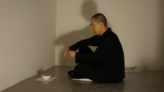 “轻微错位”的节目,相当粗俗 “轻微错位”的节目,相当粗俗
