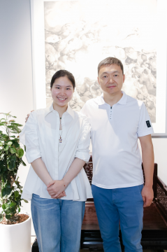 泰祥洲与魏令斐展览现场留影
泰祥洲与魏令斐展览现场留影