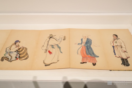 蒙藏人物图(册页)15×25cm×9 纸本水墨设色 1942
蒙藏人物图(册页)15×25cm×9 纸本水墨设色 1942