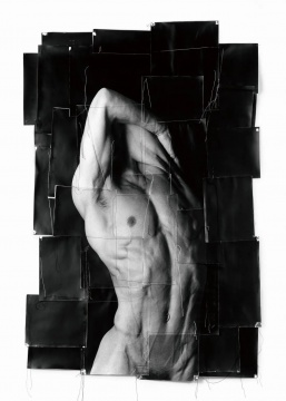 选自《初始》系列，1991-1993 明胶银盐，线，纸，135 x 95 cm