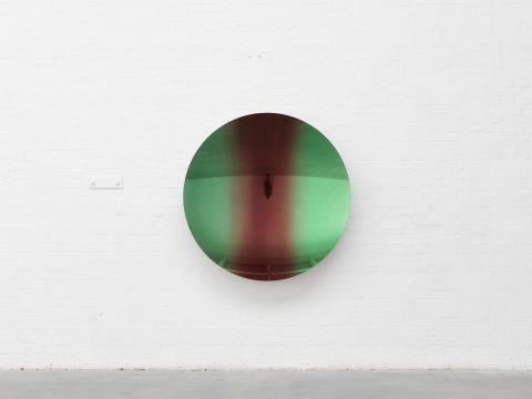 安尼施·卡普尔 《浅绿间红苹果 混合之二》 135×135×18cm 不锈钢、涂漆2018
