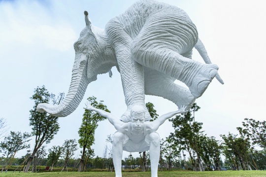 法比安·梅洛《Pentateuque》 H480×300×260cm 聚酯树脂、玻璃钢、钢 2013
