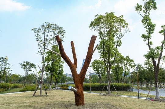 高伟刚《跃升者》 H500 x 350 x 380cm 耐候钢,不锈钢 2014-2018
高伟刚《跃升者》 H500 x 350 x 380cm 耐候钢,不锈钢 2014-2018