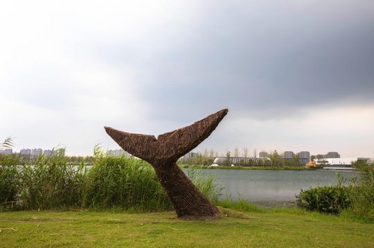 李季《余·影》 H200×600×260cm 木、 金属框架 、防腐漆 、 泥土 、AR 2021 李季《余·影》 H200×600×260cm 木、 金属框架 、防腐漆 、 泥土 、AR 2021