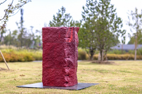 刘建华《红色的形体》H135×77×55cm 玻璃、碳纤维 2018