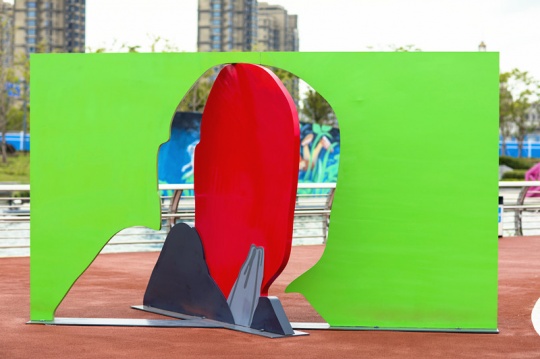 刘毅《孩子》 H254×427×247.3cm 钢,油漆 2020 刘毅《孩子》 H254×427×247.3cm 钢,油漆 2020