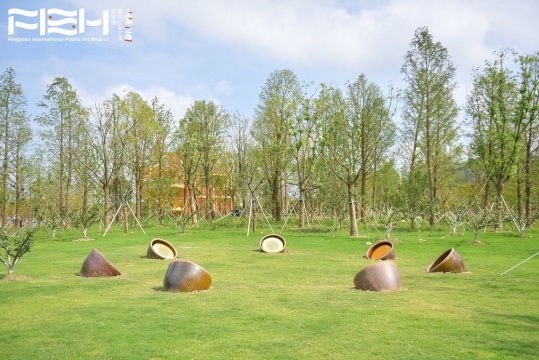 王令杰&郝经芳《咡》 H130 x 105cm 瓦罐,不锈钢 2021 王令杰&郝经芳《咡》 H130 x 105cm 瓦罐,不锈钢 2021