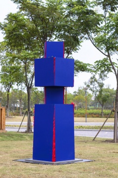 伍伟《蛮蛮》 H300×85×85cm 金属板喷漆、人造纤维 2020
伍伟《蛮蛮》 H300×85×85cm 金属板喷漆、人造纤维 2020