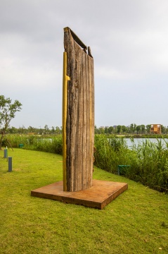陈秋林《薄荷·流光》 H435×200×200cm 铜板、老船板、生锈钢板 2018 陈秋林《薄荷·流光》 H435×200×200cm 铜板、老船板、生锈钢板 2018