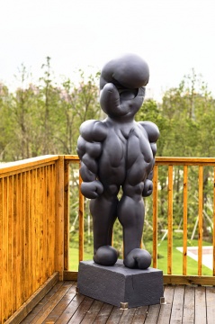 商亮《拳击人的肖像》 H215×81×75cm 玻璃钢、漆 2021
商亮《拳击人的肖像》 H215×81×75cm 玻璃钢、漆 2021
