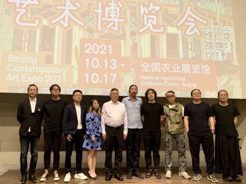 发布会现场嘉宾合影 左起:UCCA尤伦斯当代艺术中心副馆长尤洋,北京当代视觉总监朱砂,IMS(天下秀)新媒体商业集团市场品牌部负责人苏书明,oncha首席品牌官张艺缤,国立文投总经理李辉,北京当代艺博会艺术总监鲍栋,绘造社创始人李涵,合作艺术家冯梦波,数置单元艺术家王志鸥,网站设计师北欧
发布会现场嘉宾合影 左起:UCCA尤伦斯当代艺术中心副馆长尤洋,北京当代视觉总监朱砂,IMS(天下秀)新媒体商业集团市场品牌部负责人苏书明,oncha首席品牌官张艺缤,国立文投总经理李辉,北京当代艺博会艺术总监鲍栋,绘造社创始人李涵,合作艺术家冯梦波,数置单元艺术家王志鸥,网站设计师北欧
