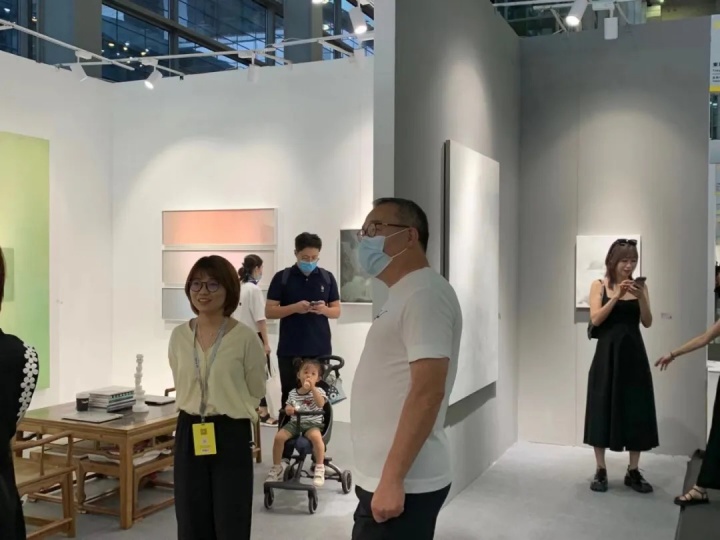 收藏家唐炬在东京画廊+BTAP展位现场
