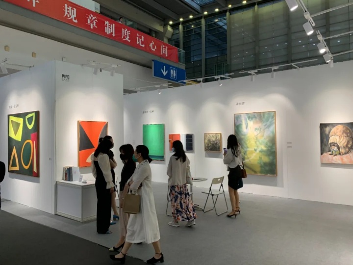 偏锋画廊展位现场，此次偏锋带来的作品单价都在百万元以内
