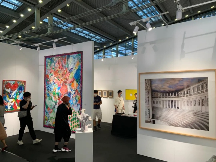 清影艺术空间展位现场,左:陈栋帆《悬而未决》,价格38万元,右:康迪达·赫弗的摄影作品,价格42万元
清影艺术空间展位现场,左:陈栋帆《悬而未决》,价格38万元,右:康迪达·赫弗的摄影作品,价格42万元