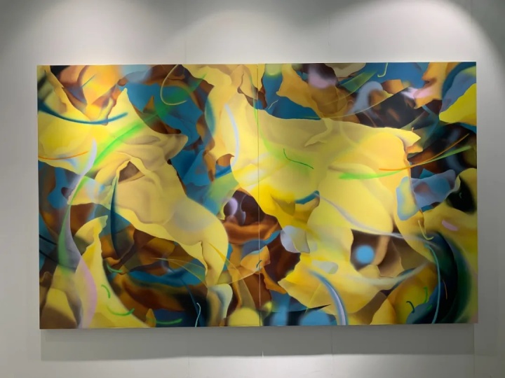 美成空间展位最贵，许丹青 《烟花与小鹿》 180×300cm 亚克力布面丙烯 2021，16万元
