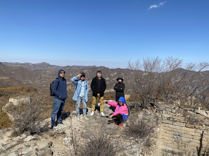 王澈策划 “燕山散步”项目 北京黄草梁 2020

前排：胡尹萍，后排左起：王卫、王澈、张汲、何颖宜（还有：都东伟）
