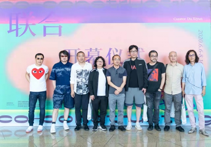 杜曦云策展 “联合构筑” 金鸡湖美术馆 2020
图为策展人及部分参展艺术家在开幕式现场,左起:李可政、颜磊、周啸虎、丁乙、杜曦云、徐震、杨振中、刘建华、施勇
杜曦云策展 “联合构筑” 金鸡湖美术馆 2020
图为策展人及部分参展艺术家在开幕式现场,左起:李可政、颜磊、周啸虎、丁乙、杜曦云、徐震、杨振中、刘建华、施勇