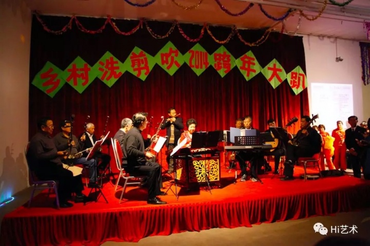 2013年崔灿灿策划的“乡村洗剪吹”跨年晚会现场 北京元典美术馆
2013年崔灿灿策划的“乡村洗剪吹”跨年晚会现场 北京元典美术馆