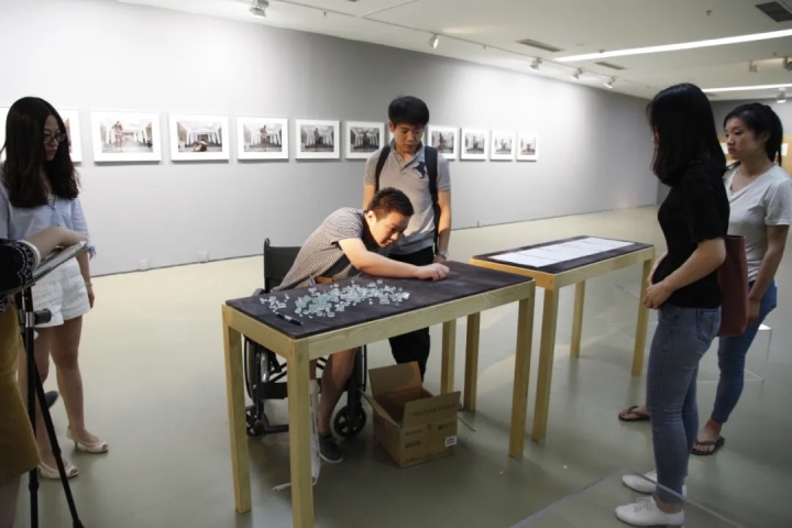 2016年在 “啊昌”个展布展现场 今日美术馆
2016年在 “啊昌”个展布展现场 今日美术馆