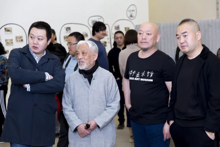 2019年 “谁的梦”石节子十年文献展 北京白盒子艺术馆 左起:崔灿灿、栗宪庭、去世的好友靳勒、白盒子艺术馆馆长孙永增
2019年 “谁的梦”石节子十年文献展 北京白盒子艺术馆 左起:崔灿灿、栗宪庭、去世的好友靳勒、白盒子艺术馆馆长孙永增