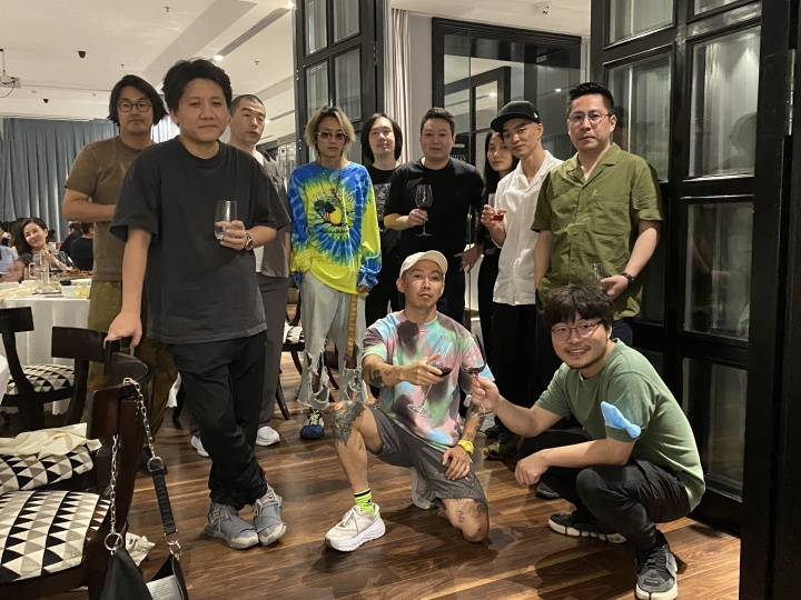 2021年 “做更好的人——新一代的工作方法”群展,崔灿灿与参展艺术家合影 山中天艺术中心
2021年 “做更好的人——新一代的工作方法”群展,崔灿灿与参展艺术家合影 山中天艺术中心