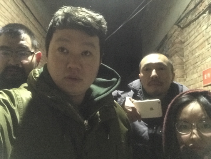2017年寒冬 第一波北京清理人口后崔灿灿和朋友在北京新建村
2017年寒冬 第一波北京清理人口后崔灿灿和朋友在北京新建村