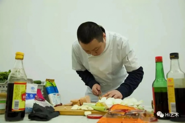 2019年正月,崔灿灿和晨画廊工作人员亲自操办流水席,为“2019过年特别艺术项目”划上句号(摄影:宗宁)
2019年正月,崔灿灿和晨画廊工作人员亲自操办流水席,为“2019过年特别艺术项目”划上句号(摄影:宗宁)