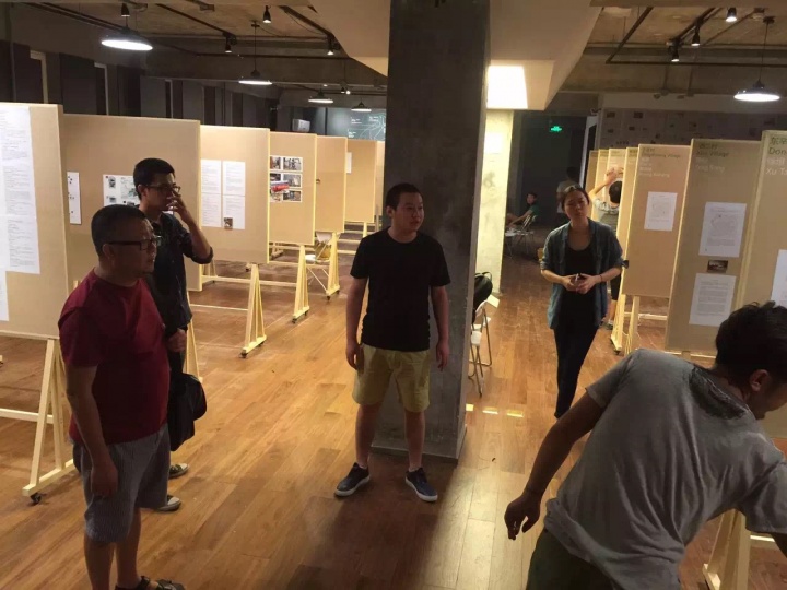 2015年7月崔灿灿在 “六环比五环多一环”布展现场 北京单向空间
