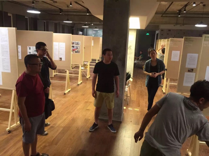 2015年7月崔灿灿在 “六环比五环多一环”布展现场 北京单向空间
2015年7月崔灿灿在 “六环比五环多一环”布展现场 北京单向空间