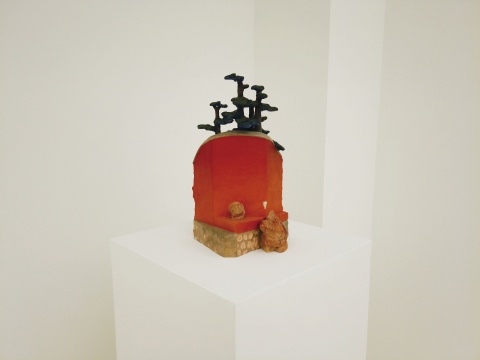 梁硕 《买后母蓝 NO.6》 36×22×16cm 陶、油画颜料 2006
梁硕 《买后母蓝 NO.6》 36×22×16cm 陶、油画颜料 2006