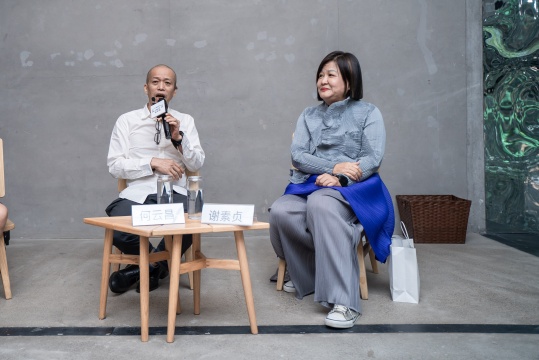 艺术家何云昌和策展人谢素贞在媒体发布会现场(摄影:杨丽)
艺术家何云昌和策展人谢素贞在媒体发布会现场(摄影:杨丽)