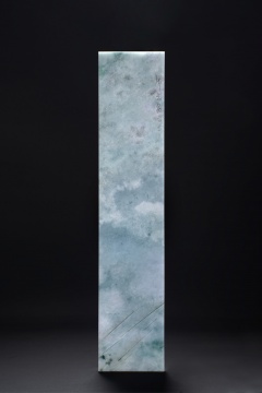 《飞得最快的猪的影子》 翡翠 48.5x9.9x1.8cm 2900g 2021
《飞得最快的猪的影子》 翡翠 48.5x9.9x1.8cm 2900g 2021
