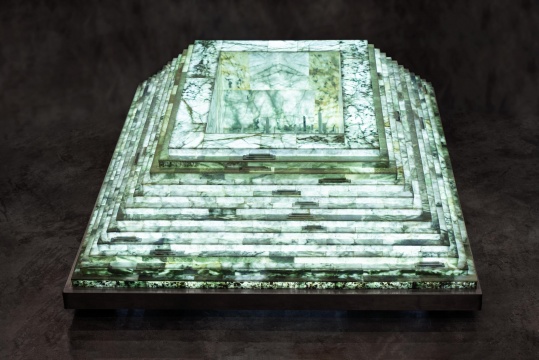 《坠星殿》 翡翠、亚克力、不锈钢 52x194x162cm 2021
《坠星殿》 翡翠、亚克力、不锈钢 52x194x162cm 2021