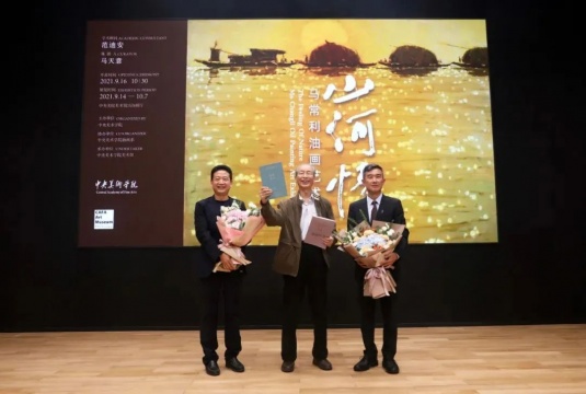 美术馆馆长张子康、油画系主任张路江向马常利先生颁发捐赠证书
美术馆馆长张子康、油画系主任张路江向马常利先生颁发捐赠证书