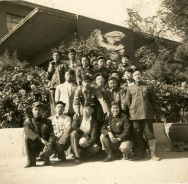 1952年中央美术学院保尔班成立，在美院教学楼前
