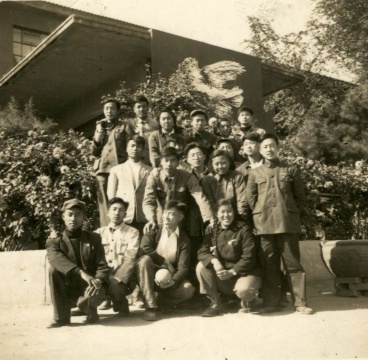 1952年中央美术学院保尔班成立,在美院教学楼前
1952年中央美术学院保尔班成立,在美院教学楼前