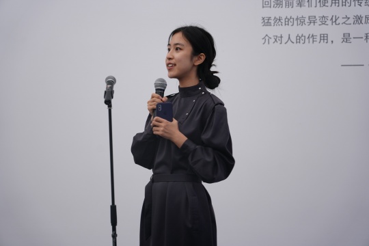 执行策展人王雅婷发言(秦若晨摄)
执行策展人王雅婷发言(秦若晨摄)