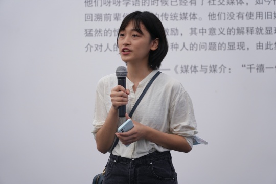 参展人薇薇安发言 (秦若晨摄)
参展人薇薇安发言 (秦若晨摄)
