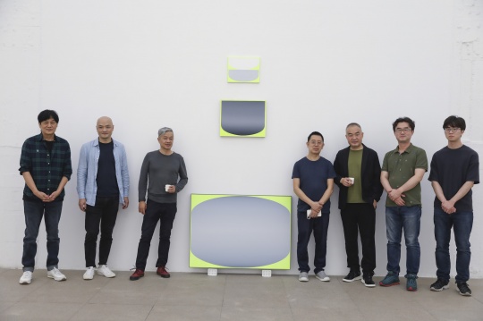 艺术家马树青、王光乐、陈文骥、洪浩,孙永增馆长,策展人李章旭,策展助理李东柱
艺术家马树青、王光乐、陈文骥、洪浩,孙永增馆长,策展人李章旭,策展助理李东柱