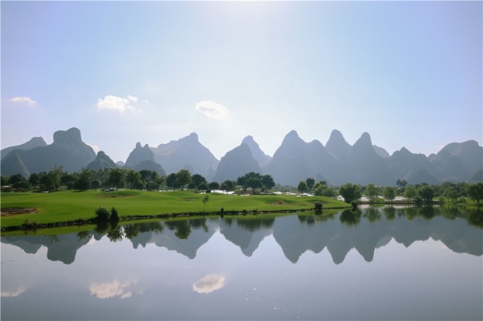 三十多位艺术家以山水为展场,共述“青绿无边” 三十多位艺术家以山水为展场,共述“青绿无边”