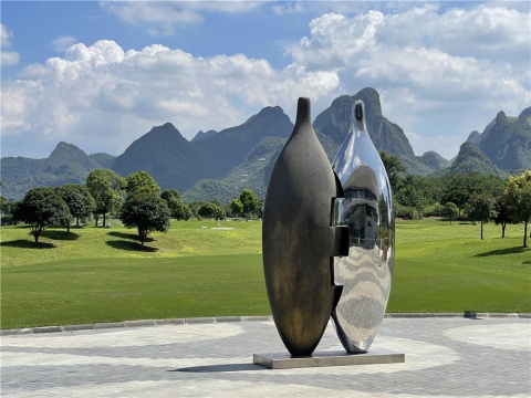 1-1傅中望，《瓶合 5 #》， 不锈钢、铜 ，198.76 cm × 62.6 cm × 350 cm ( H ) ，2019